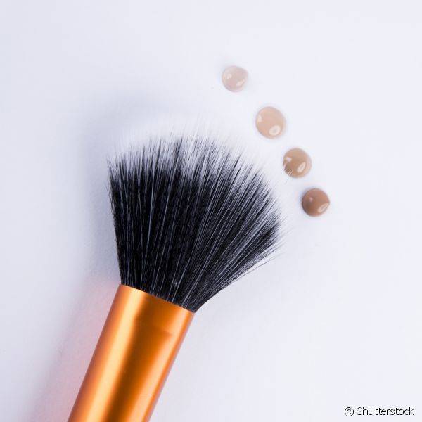 O pincel duo-fibra ajuda a espalhar a base para conseguir um aspecto leve e natural na pele (Foto: Shutterstock)
